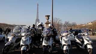 Glasmauer soll Eiffelturm und Touristen schützen