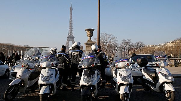 Um muro de vidro anti-balas para proteger a torre Eiffel Um muro de vidro anti-balas para proteger a torre Eiffel
