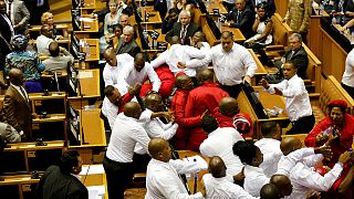Потасовкой закончилось выступление президента в парламенте ЮАР