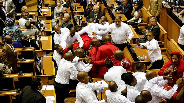 Sudafrica: Zuma accusato di corruzione, rissa in parlamento Sudafrica: Zuma accusato di corruzione, rissa in parlamento