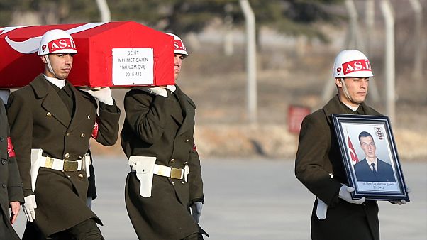 روسيا وتركيا تعززان تنسيقهما العسكري بعد مقتل ثلاثة جنود أتراك بغارة روسية بمدينة الباب شمال سوريا روسيا وتركيا تعززان تنسيقهما العسكري بعد مقتل ثلاثة جنود أتراك بغارة روسية بمدينة الباب شمال سوريا