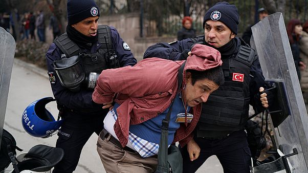 Ankara Üniversitesi Cebeci Kampüsü önünde gerginlik Ankara Üniversitesi Cebeci Kampüsü önünde gerginlik