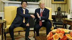 Demonstrative Harmonie: Trump und Abe spielen sich beim Golfen aufeinander ein
