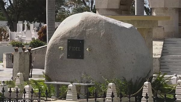 Cuba : la tombe de Fidel Castro devient un lieu de pèlerinage Cuba : la tombe de Fidel Castro devient un lieu de pèlerinage