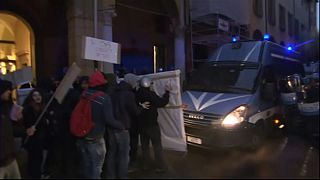 Choques entre policías y estudiantes de la universidad de Bolonia