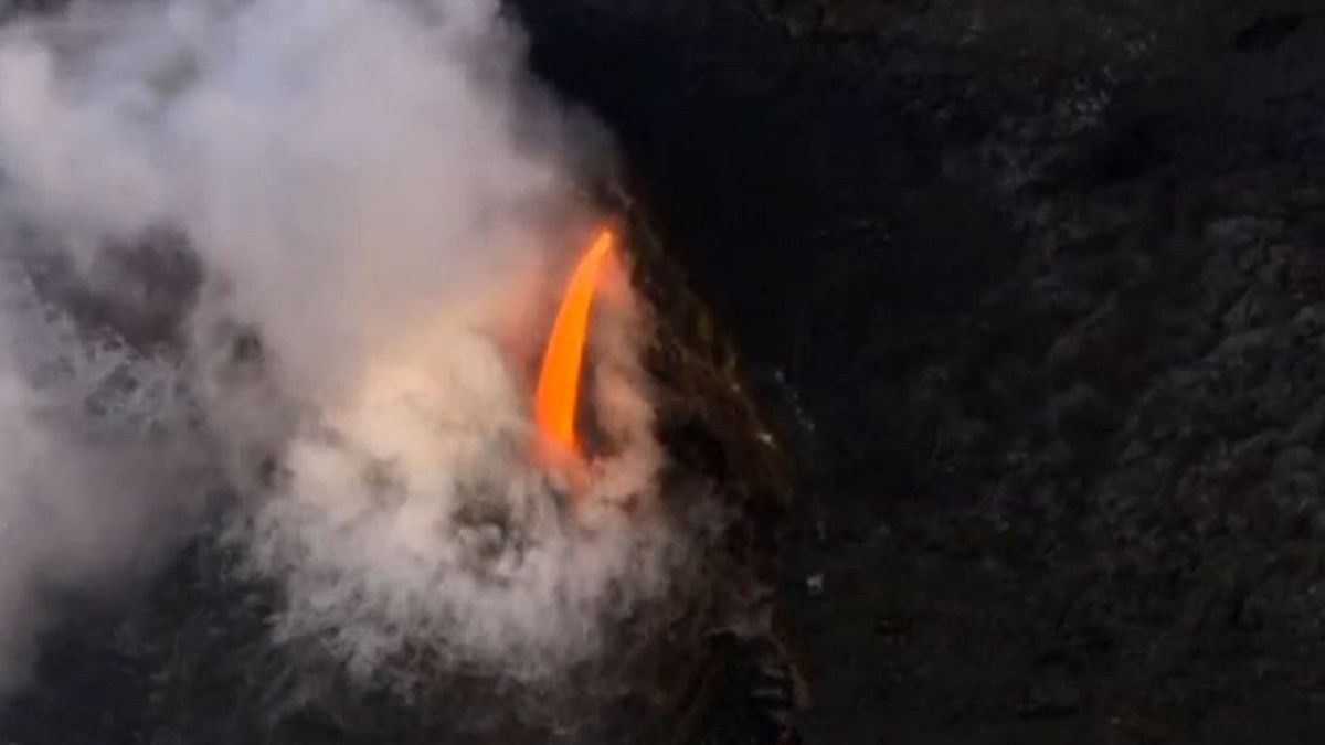 سرازیر شدن آتش مانند شلنگ آب در هاوایی