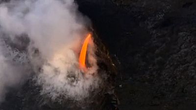 Hawaii: la lava del vulcano Kilauea trascina via una parte di scogliera