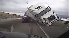 VIDEO: Truck zerquetscht Polizeiauto