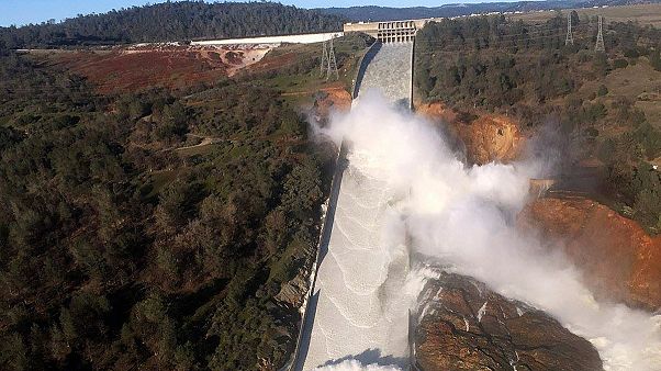 Miles de evacuados en California por un fallo en la Presa Oroville Miles de evacuados en California por un fallo en la Presa Oroville