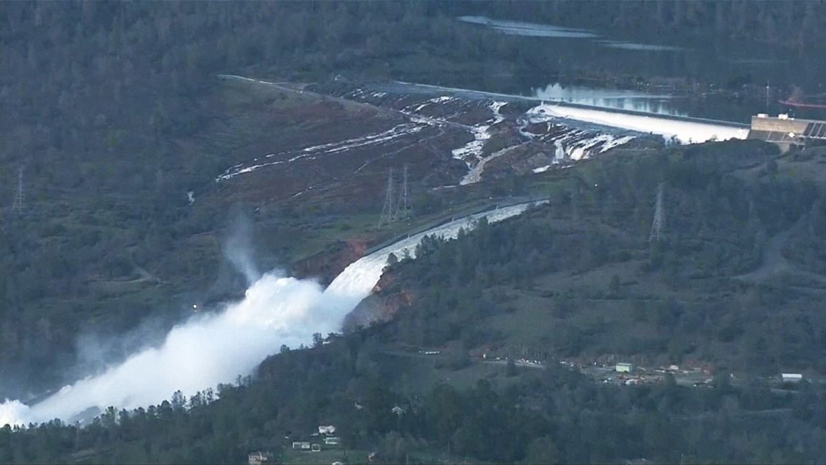 ABD'nin en yüksek barajındaki yıkılma riski on binlerce kişiyi yollara döktü