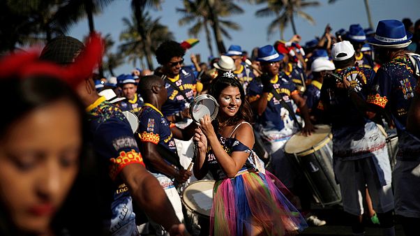 Brasilien: Verfrühte Karnevalsfeiern Brasilien: Verfrühte Karnevalsfeiern