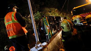 Pullman esce di strada a Taiwan: almeno 32 morti