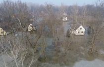 Tauwetter in Ungarn: Hochwasserwarnung an zugefrorenem Fluss Theiß