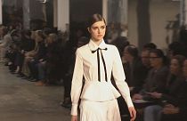 A camisa branca de Carolina Herrera na semana da moda de Nova Iorque