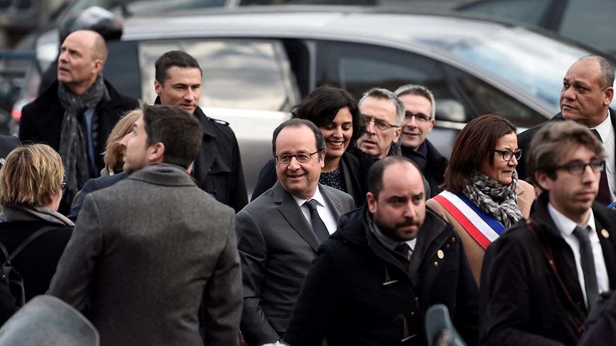 Hollande condena la violencia en la periferia de París y hace un llamamiento a la calma