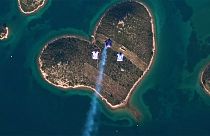 San Valentino: tre paracadutisti lo celebrano su un isolotto a forma di cuore