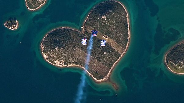 San Valentino: tre paracadutisti lo celebrano su un isolotto a forma di cuore San Valentino: tre paracadutisti lo celebrano su un isolotto a forma di cuore