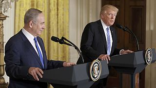 Trump e Netanyahu, sorrisi e pacche sulle spalle