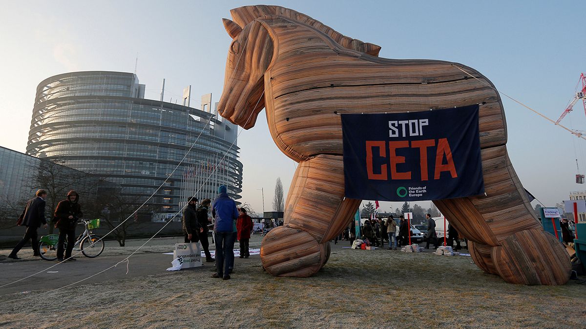تظاهرات مخالفان سِتا در مقابل پارلمان اروپا