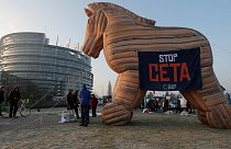 تظاهرات مخالفان سِتا در مقابل پارلمان اروپا