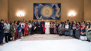 Papa Francis Amerikalı yerlileri Vatikan'da kabul etti