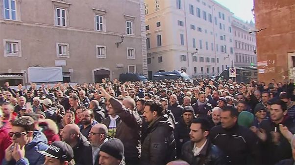 Taxifahrer in Italien gegen Uber: "Illegale Taxifahrer werden legalisiert" Taxifahrer in Italien gegen Uber: "Illegale Taxifahrer werden legalisiert"