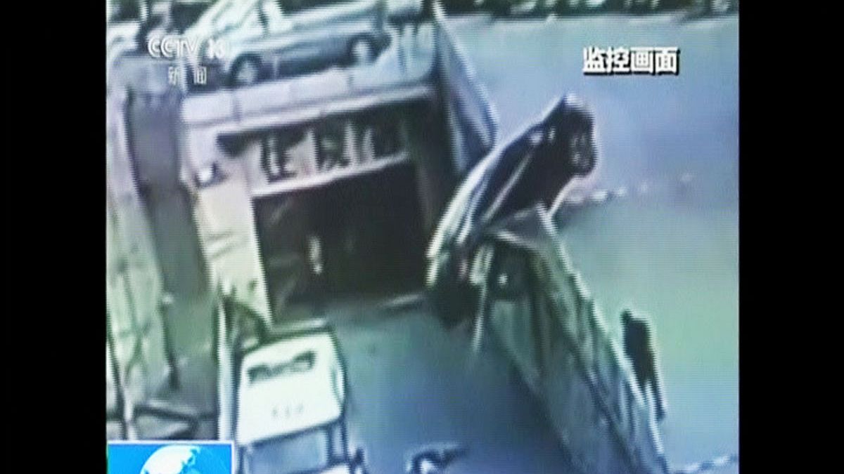 [Watch] Mother and child escape falling car