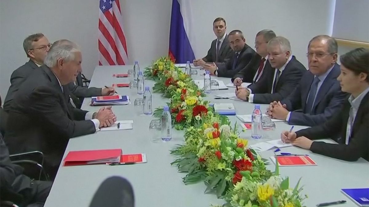 Lavrov/Tillerson: az első hivatalos kézfogás Bonnban