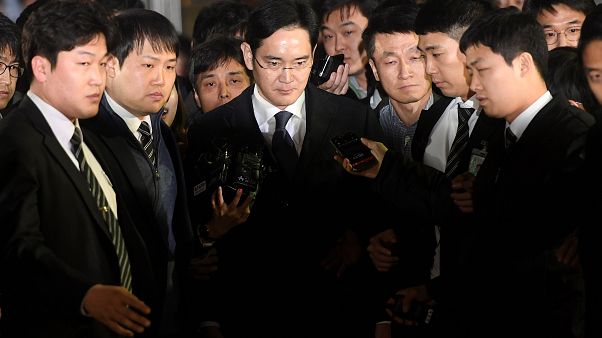 Rüşvet skandalıyla sarsılan Samsung'un tepe yöneticisi tutuklandı Rüşvet skandalıyla sarsılan Samsung'un tepe yöneticisi tutuklandı