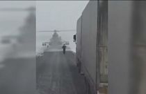 Kazak pilot helikopterle otoyola inerek kamyon şoförüne adres sordu