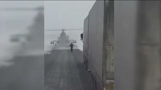 Kazak pilot helikopterle otoyola inerek kamyon şoförüne adres sordu