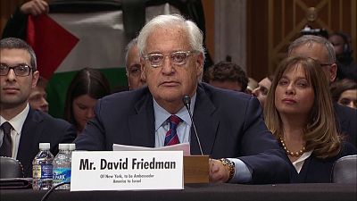 David Friedman interrompido no senado por manifestação de protesto