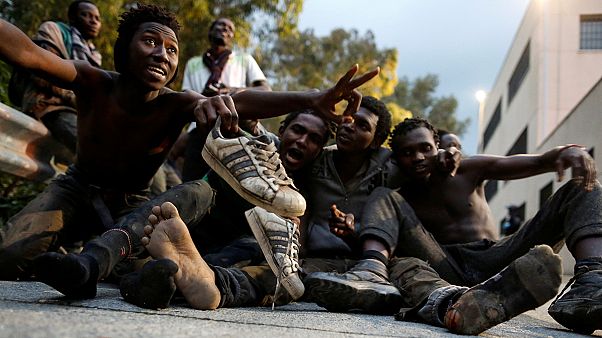 Hunderte Migranten stürmen spanische Exklave Ceuta Hunderte Migranten stürmen spanische Exklave Ceuta