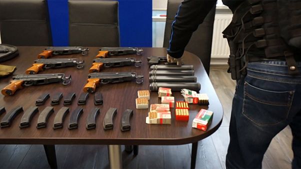 بولندا: إلقاء القبض على عناصر من عصابة لإنتاج وتهريب الأسلحة بولندا: إلقاء القبض على عناصر من عصابة لإنتاج وتهريب الأسلحة