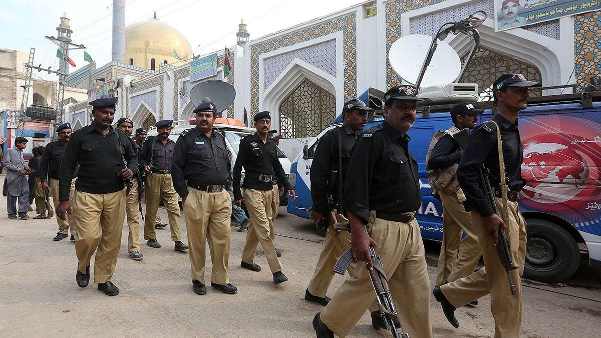 Pakistán lanza una operación antiterrorista tras la matanza en el templo sufí de Shewan