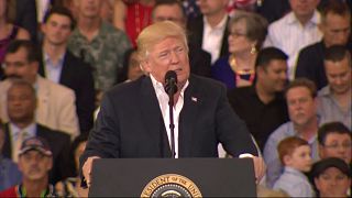 Trump ataca a los medios y defiende su primer mes en la Casa Blanca en un mitin en Florida