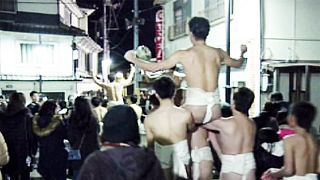 Japan: "Nackte-Männer-Fest" zieht mehrere Tausend Männer an