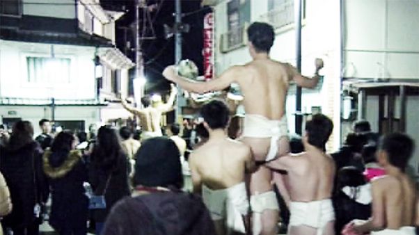Japan: "Nackte-Männer-Fest" zieht mehrere Tausend Männer an Japan: "Nackte-Männer-Fest" zieht mehrere Tausend Männer an