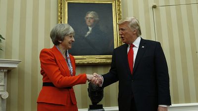 Visita de Trump divide Reino Unido antes de debate no parlamento