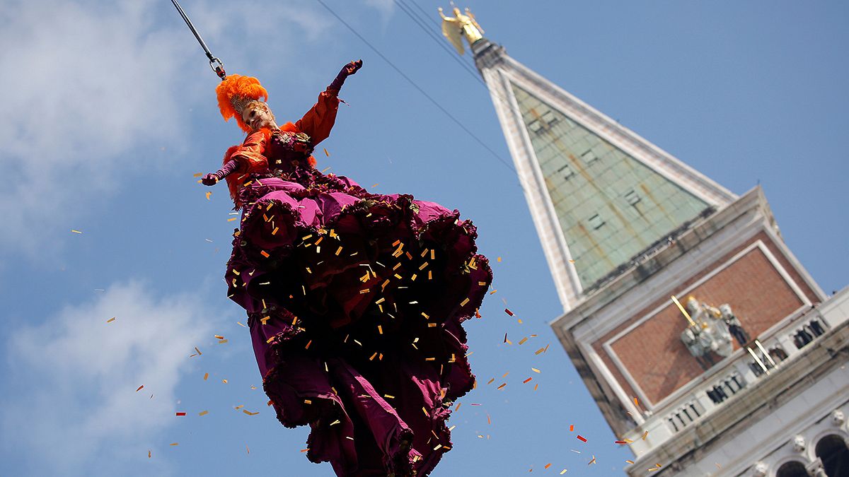 Engelsflug eröffnet Karneval in Venedig