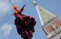 Itália: "Voo do anjo" deslumbra os foliões do carnaval de Veneza