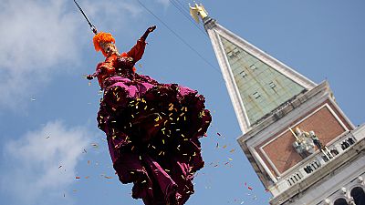 Itália: "Voo do anjo" deslumbra os foliões do carnaval de Veneza