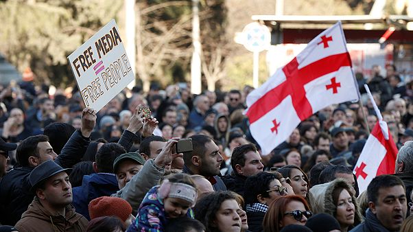 Geórgia: Milhares nas ruas para apoiar canal de TV em 'perigo' Geórgia: Milhares nas ruas para apoiar canal de TV em 'perigo'