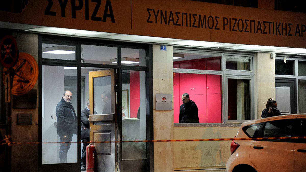 حمله به دفتر سیریزا در آتن با کوکتل مولوتف