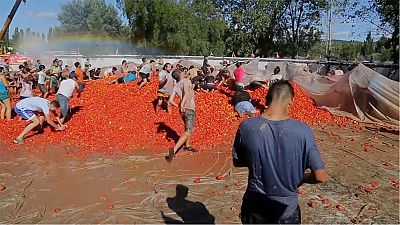 Cientos de personas toman parte en la "guerra del tomate" en Chile