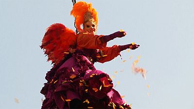 Carnevale: Venezia, 'volo Angelo' sotto pioggia coriandoli