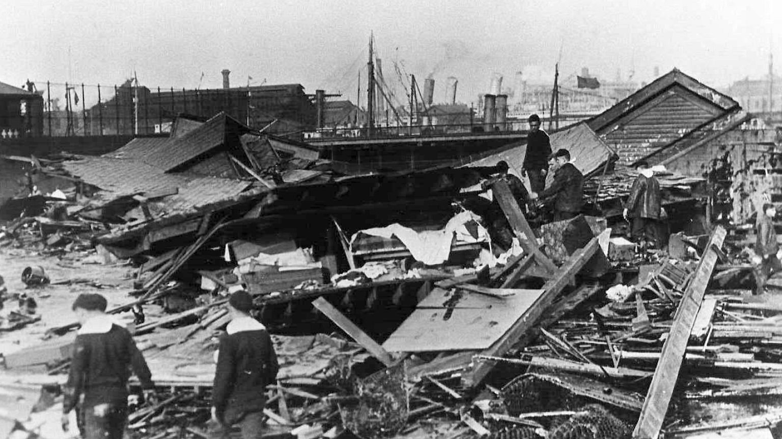 Image: Sailors helping with the rescue after the Great Boston Molasses Floo