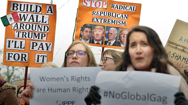 Decenas de personas se manifiestan en Bruselas contra Trump Decenas de personas se manifiestan en Bruselas contra Trump