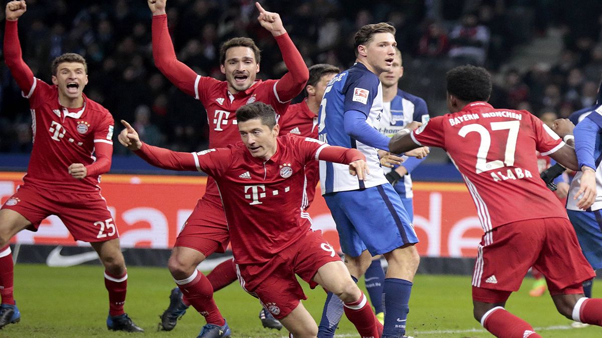 Il Bayern Monaco frena a Berlino, Ancelotti fa il dito medio ai tifosi dell'Hertha
