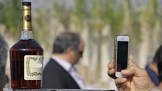 ایران: انتقاد از تبلیغ و فروش آسان اسلحه و مشروبات الکلی در اینترنت